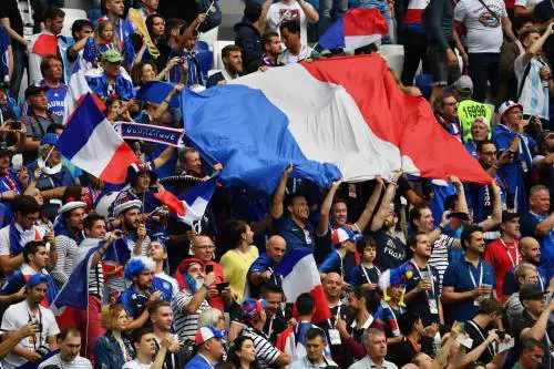 Roma, francesi festanti sfregiano una fontana a Campo de' Fiori