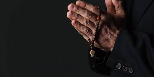 Il prete che "curava i gay" sospeso per abusi, ma lui: "Innocente"