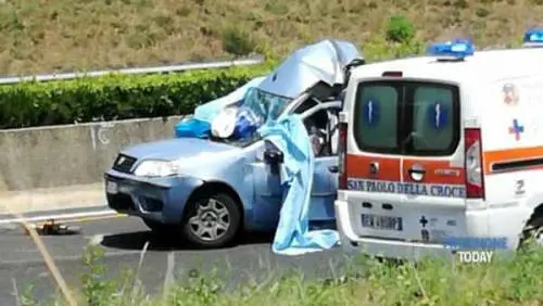 Tragedia sulla A1: perde la vita una giovane famiglia calabrese