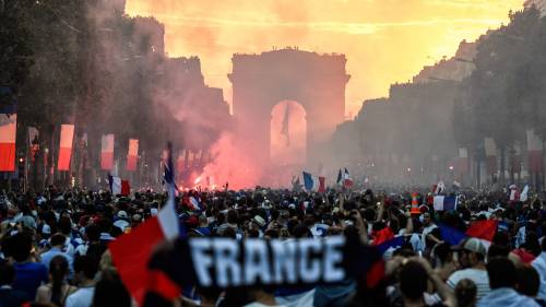 Mondiale, scontri e saccheggi a Parigi durante la festa: evacuati gli Champs Elysées