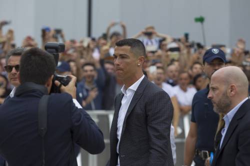 Le visite mediche per Ronaldo: ​un bagno di folla al suo arrivo