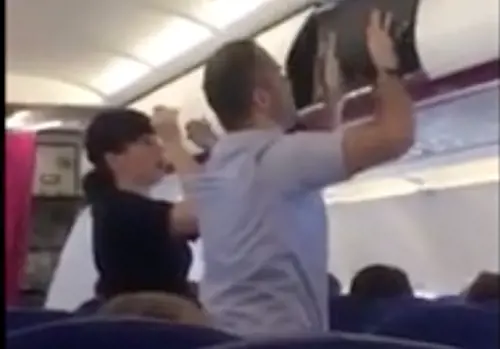 Lotta contro trolley in aereo. E il filmato diventa virale 