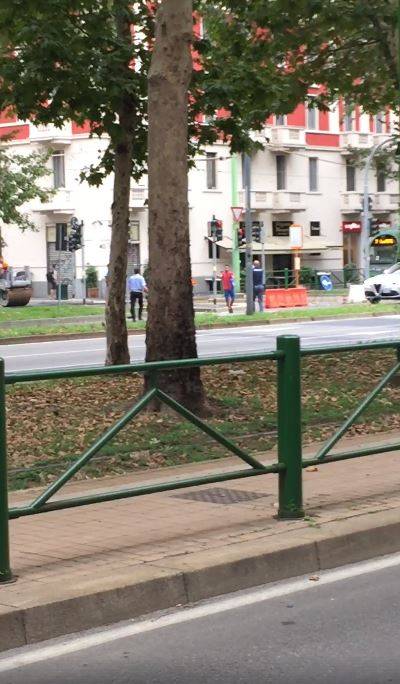 Milano, uno straniero si dà fuoco in strada: è grave, feriti i poliziotti