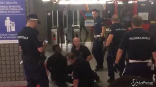 Milano, agenti fermano l'immigrato. E lui diventa una furia: "Italia di m... siete razzisti"