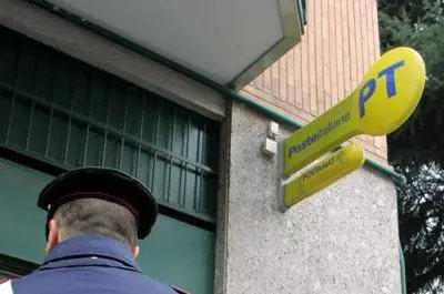 Impiegata delle Poste aggredita con ascia