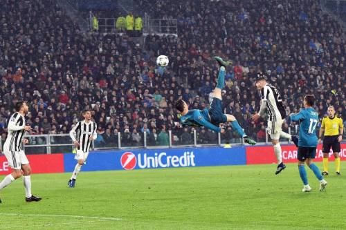 Primo abbraccio alla squadra e ad Allegri. Paratici rivela: "L'idea? Dopo la rovesciata"
