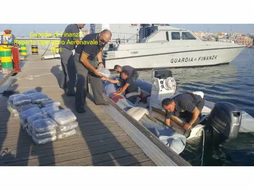 Brindisi, nascondeva marijuana nei tubolari del gommone