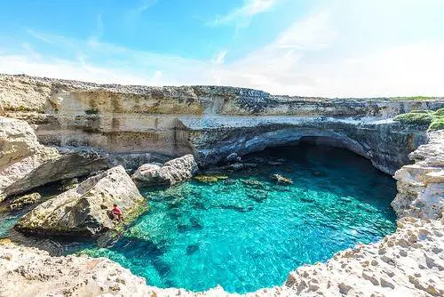 Sfiorata la tragedia, 12enne precipita in una grotta nel Salento