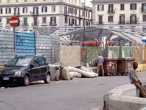 Napoli, il degrado a Garibaldi: pipì in piazza e ancora violenza al Vasto