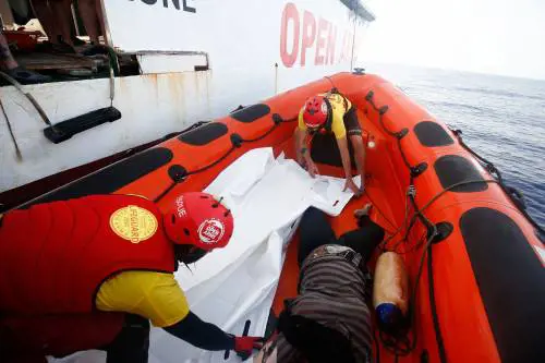 E adesso la Ong sfida Salvini: "Gli manderemo una cartolina"