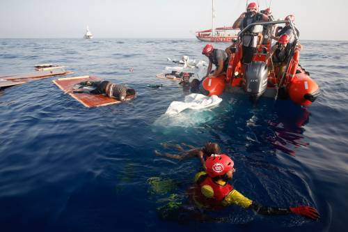 L'Ong ora precisa: "Niente denuncia all'Italia". Ma la Marina libica: "Solo bugie"