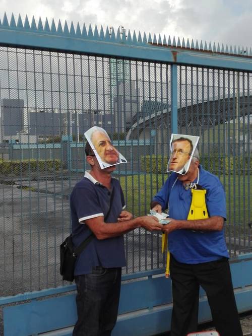 Con la maschera di De Luca bloccano il termovalorizzatore di Acerra