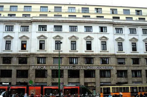 La Campania si sposta in piazza Fontana  De Luca prende la banca della strage