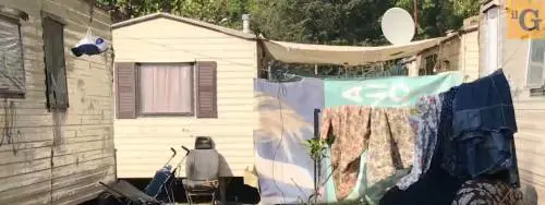 Riccione, prenota appartamento sul mare ma si ritrova un campo rom