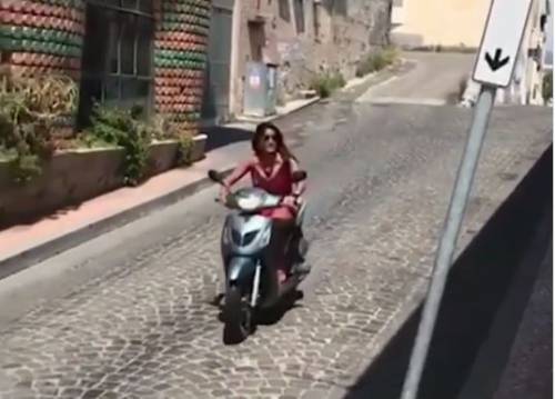 Gf, Aida Nizar ha un incidente in moto: il video finisce sul web