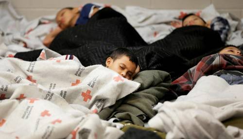 Bambini immigrati costretti al freddo e alla fame: bufera su Trump
