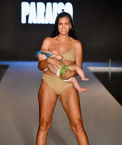 Bufera sulla modella che allatta la figlia mentre sfila. Lei replica: "Umiliante e irreale"