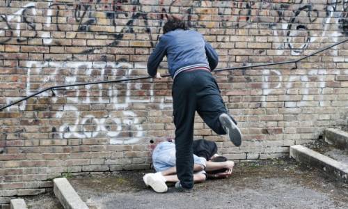 Roma, baby gang aggredisce coetanei per soldi, smartphone e scarpe firmate