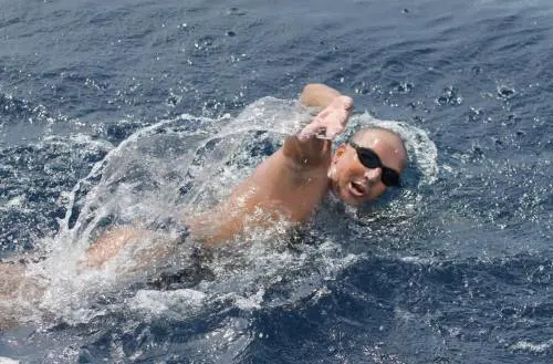 Un tuffo di due giorni nel lago: i magnifici 4 tentano il record