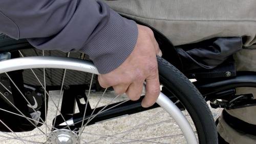 Napoli, nel bagno dei disabili del municipio di Pianura c'è un bar