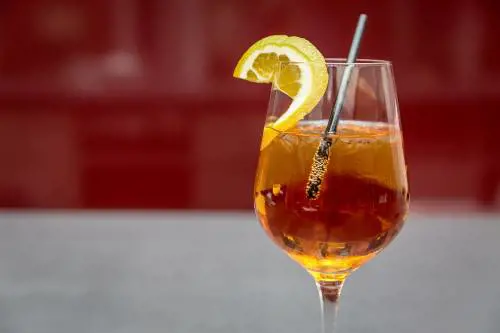 La sfida di Parigi al prosecco: ora lancia lo spritz francese