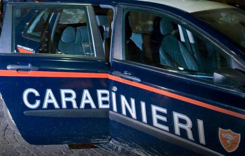 Minaccia i genitori per 300 euro, poi aggredisce i carabinieri