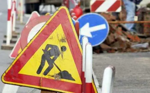 I lavori bloccano la strada. L'ira dei residenti: "Siamo rinchiusi in casa"