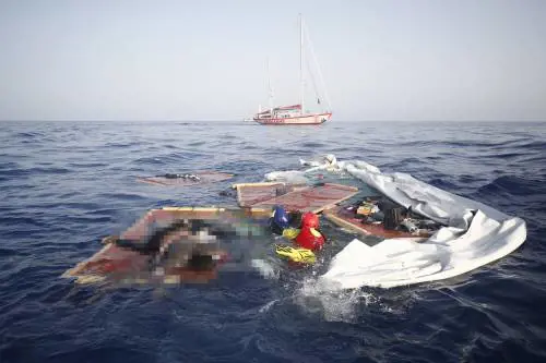 Posta foto del bimbo migrante morto, Fb lo banna per "pedopornografia"