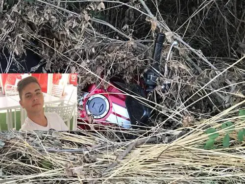 La moto del ragazzo trovata tra i cespugli