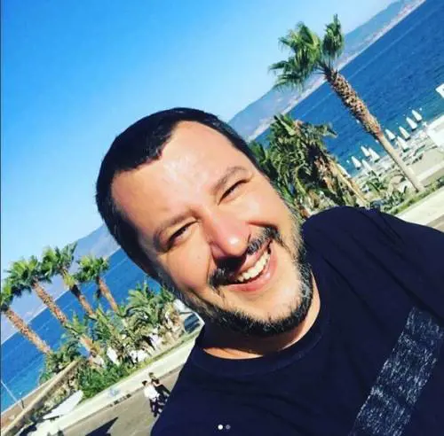 Rivolta dei migranti in hotel. E Salvini: "Fate i capricci? Quella è la porta"