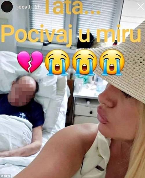 Modella si scatta un selfie con il papà appena morto