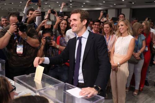 Spagna, i popolari scelgono Pablo Casado per sostituire Mariano Rajoy