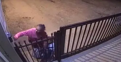 Brasile, abbandonata da parenti di notte davanti a una casa di riposo