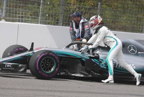 A Seb l'eredità di Schumi con una pole da urlo. E Hamilton resta a piedi