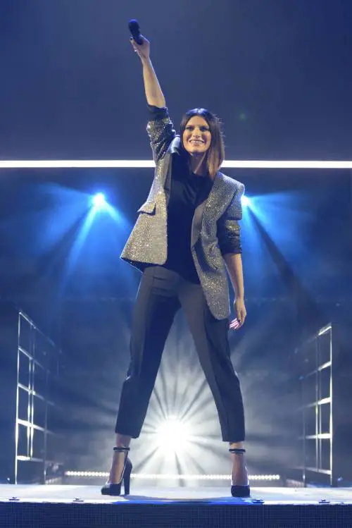 Laura Pausini colpita da una fan sul palco: "Non è colpa sua"
