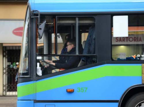 Catania, africane lasciate a terra da bus: per i pm niente razzismo