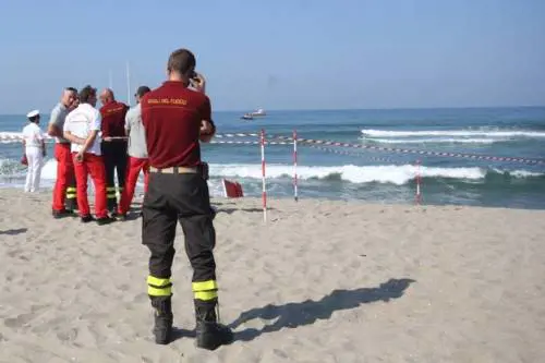 Castel Volturno, nonno muore tra le onde per salvare la nipotina