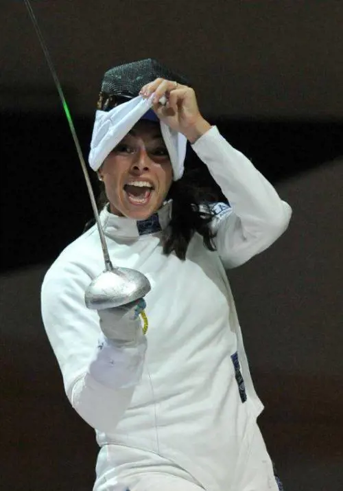 Mamma Mara, la spada è d'oro: "Scusate il ritardo"