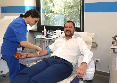Salvini dona il sangue e scherza sulla pressione: "È alta, dovrei rilassarmi..."