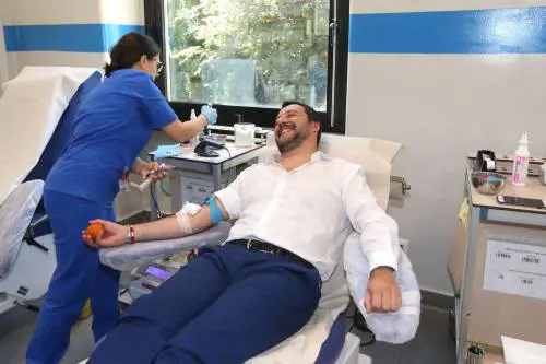 Salvini dona il sangue e scherza: "Ho la pressione alta, dovrei rilassarmi..."
