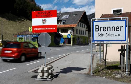 L'Austria non apre all'Italia: controlli alla frontiera e lunghe code