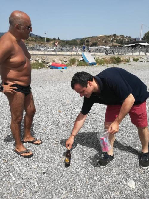 Messina, il sindaco ripulisce la spiaggia, ma su Facebook non solo complimenti