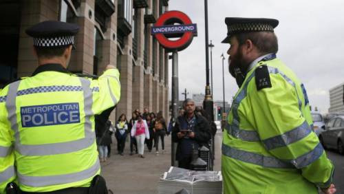Paura a Londra, quattro persone accoltellate: è caccia all’uomo