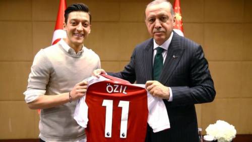 Erdogan chiama Ozil: "Bene addio a Germania, razzismo inaccettabile"