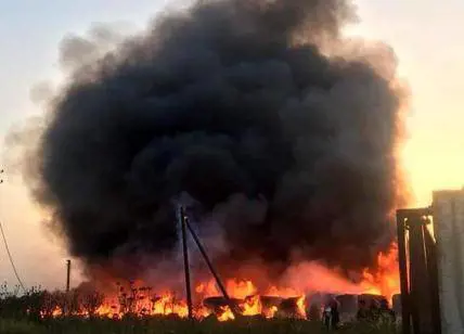 Foggia, fiamme nella discarica e il sindaco: "Chiudete le finestre"