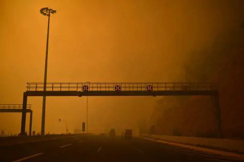 Le fiamme devastano la Grecia
