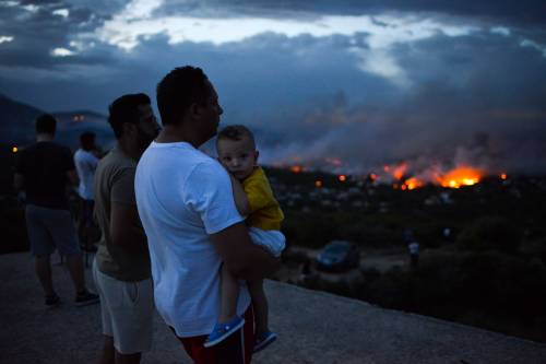 Grecia in fiamme, più di 60  morti. Turisti in fuga verso il mare
