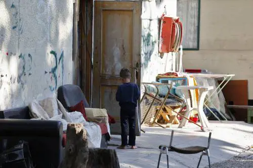 Roma, il campo rom è illegale. Ma la Ue blocca lo sgombero