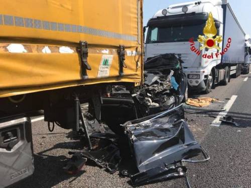 Milano, grave incidente su A4: 59enne muore schiacciato in auto tra due camion