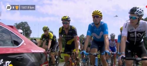 Disordini e caos al Tour de France: i contadini protestano e bloccano la tappa